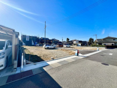 【外観】 | 阿弥　新築戸建　全９区画 | ３口コンロ・オールインワン浄水器のシステムキッチンです♪収納があるおかげでキッチンも広く利用できるのは、お料理される方の嬉しいポイント♪