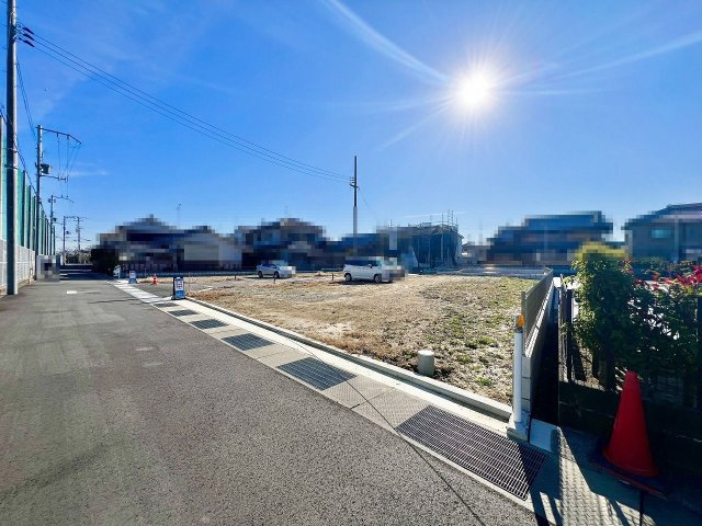 阿弥　新築戸建　全９区画の前面道路含む現地写真|ゆとりのある洗面室ですよ♪朝の身支度もスムーズにできますね！ キッチンの後ろに洗面室があるので、家事の効率も上がりますね♪