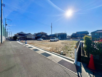 【前面道路含む現地写真】 | 阿弥　新築戸建　全９区画 | ゆとりのある洗面室ですよ♪朝の身支度もスムーズにできますね！ キッチンの後ろに洗面室があるので、家事の効率も上がりますね♪