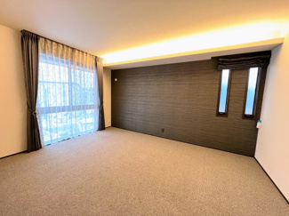 【寝室】 | 越谷大成町 /積水ハウス高級邸宅「IS ROYÉ」/5LDK+2WIC | 9.5帖の広さを確保した主寝室。落ち着いたアクセントクロスと間接照明が、極上の休息時間を演出します。