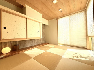 【和室】 | 越谷大成町 /積水ハウス高級邸宅「IS ROYÉ」/5LDK+2WIC | 現代の暮らしに溶け込む、デザイン性の高いモダン和室。琉球畳と木の天井が心地よい空間を演出。客間、または「和」の癒しを感じる贅沢なプライベート空間として活用できます。