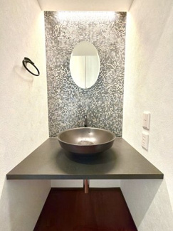 【洗面所】 | 越谷大成町 /積水ハウス高級邸宅「IS ROYÉ」/5LDK+2WIC | モザイクタイルとデザインボウルが特徴的なスタイリッシュな玄関横の洗面スペース。細部にまで妥協しない、ホスピタリティを感じる美しい空間です。