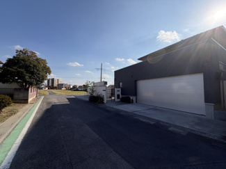 【前面道路含む現地写真】 | 越谷大成町 /積水ハウス高級邸宅「IS ROYÉ」/5LDK+2WIC | 開放的な前面道路に面し、電動シャッター付きのビルトインガレージを完備。オーナー様のプライバシーとセキュリティを守る、積水ハウスの邸宅です。