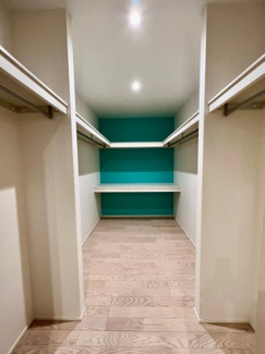 【収納】 | 越谷大成町 /積水ハウス高級邸宅「IS ROYÉ」/5LDK+2WIC | 豊富な収納に加え、遊び心のあるクロスを採用した上質な空間。日々の暮らしを心地よく彩り、室内全体のデザイン性をさらに高めてくれるWICです。