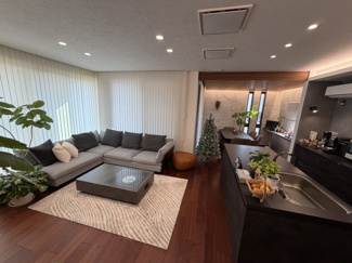 【居間・リビング】 | 越谷大成町 /積水ハウス高級邸宅「IS ROYÉ」/5LDK+2WIC | 随所に上質な天然木と石調のエコカラットを採用した、ハイクオリティなリビング。大開口の窓から差し込む光が、安らぎと開放感を提供します。エグゼクティブにふさわしい上質な寛ぎ空間です。