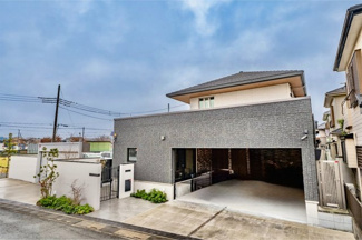 【その他】 | 越谷大成町 /積水ハウス高級邸宅「IS ROYÉ」/5LDK+2WIC | 電動シャッター付きビルトインガレージ（49.75㎡）は、雨風や外気から愛車をしっかり守る上質な保管空間。高級車をお持ちの方にも安心で、美しく維持できる環境が整っています。