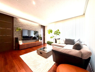 【居間・リビング】 | 越谷大成町 /積水ハウス高級邸宅「IS ROYÉ」/5LDK+2WIC | 随所に上質な天然木と石調のエコカラットを採用した、ハイクオリティなリビング。大開口の窓から差し込む光が、安らぎと開放感を提供します。エグゼクティブにふさわしい上質な寛ぎ空間です。