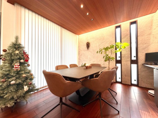 【ダイニング】 | 越谷大成町 /積水ハウス高級邸宅「IS ROYÉ」/5LDK+2WIC | 天井の木目やアクセントウォールなど、細部にまでこだわった格調高いダイニング。ゆとりのある空間が、大切なご家族との優雅な食事の時間を演出します。