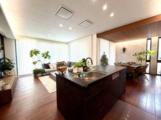 【キッチン】 | 越谷大成町 /積水ハウス高級邸宅「IS ROYÉ」/5LDK+2WIC | セラミック天板のアイランドキッチンにミーレのフロントオープン食洗機を装備。上質なデザインと高い機能性で家族やゲストとの会話も弾み、料理時間が特別になる心地よい空間です。