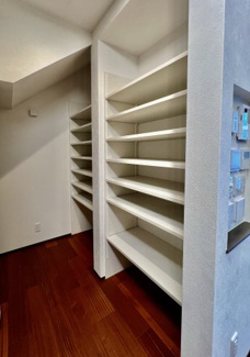 【収納】 | 越谷大成町 /積水ハウス高級邸宅「IS ROYÉ」/5LDK+2WIC | キッチン近くに設けた大容量のパントリー収納。買い置きや調理器具をすっきり収納でき、キッチンを常に美しく保てます。生活動線に配慮された設計です。