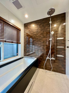 【浴室】 | 越谷大成町 /積水ハウス高級邸宅「IS ROYÉ」/5LDK+2WIC | 一日の疲れを癒す、高級感あふれる浴室。シックなアクセントパネルと大きな浴槽、レインシャワーを採用。ゆったりと寛げる贅沢なバスタイムを提供します。