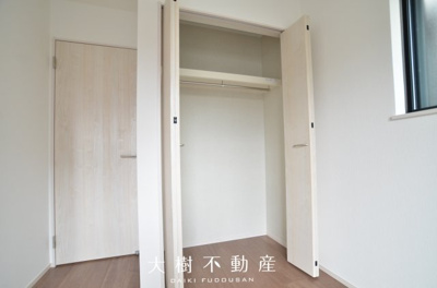 【洋室】 | 綾瀬市深谷中4丁目 新築戸建て 全2棟【仲介手数料無料】 | 1階　洋室1（4.4帖）クローゼット