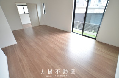 【居間・リビング】 | 綾瀬市深谷中4丁目 新築戸建て 全2棟【仲介手数料無料】 | 宅地建物取引士による不動産のご説明・現地のご案内、住宅金融普及協会住宅ローンアドバイザーが住宅ローンのアドバイスから融資実行までのお手伝いをしっかりサポートします♪