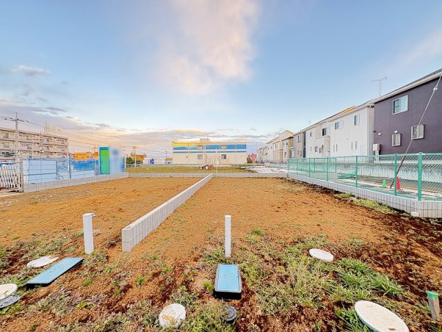 【外観】 | 朝霞市膝折町3丁目　新築一戸建住宅　全8棟　(志木本店) | 現地（2026年1月）撮影／朝霞第一小学校まで徒歩13分。子育て世帯に嬉しい立地です。