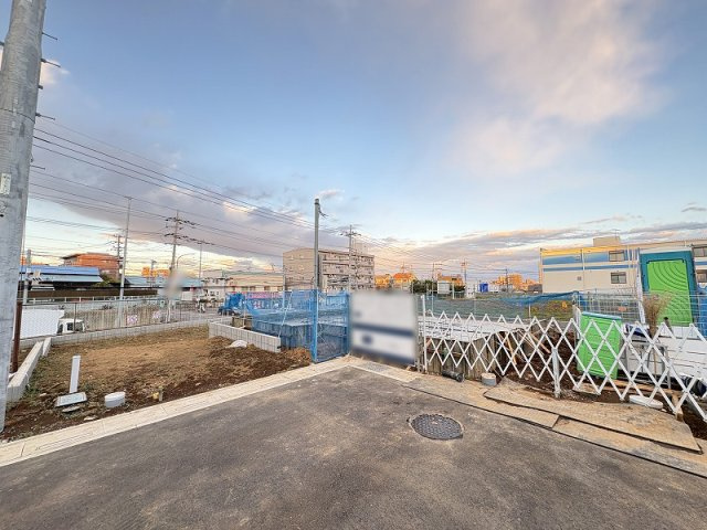 【前面道路含む現地写真】 | 朝霞市膝折町3丁目　新築一戸建住宅　全8棟　(志木本店) | 現地（2026年1月）撮影／回転広場を備えた分譲地内道路。
