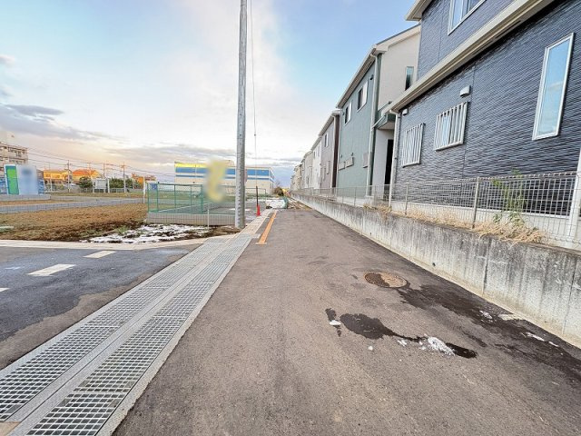 【前面道路含む現地写真】 | 朝霞市膝折町3丁目　新築一戸建住宅　全8棟　(志木本店) | 現地（2026年1月）撮影／分譲地内に清掃施設を設置しています。