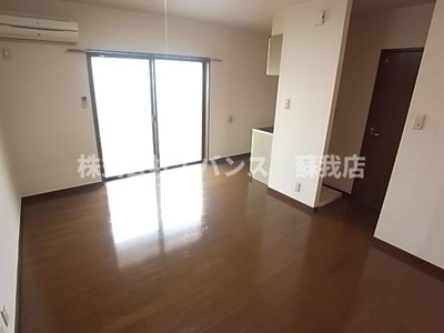 【寝室】 | ラインヴィラ今井 | 広くて明るい寝室