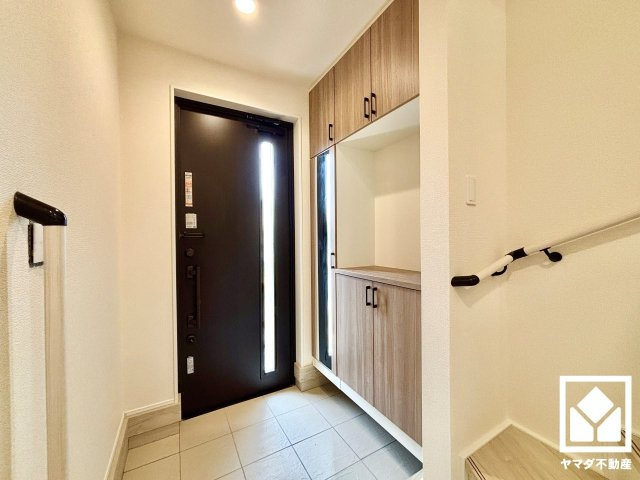 八幡市男山吉井　第１期１号棟の玄関