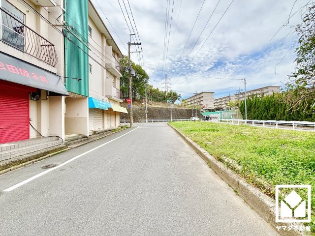 八幡市男山吉井　第１期１号棟の前面道路含む現地写真