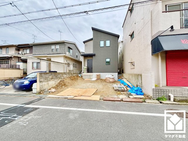 八幡市男山吉井　第１期１号棟の前面道路含む現地写真