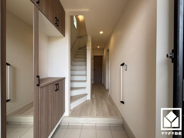 八幡市男山吉井　第１期１号棟の玄関