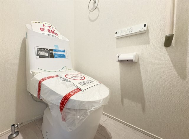 【トイレ】 | 朝霞市膝折町3丁目　新築一戸建住宅　全8棟　(志木本店) | 1階トイレ／家族を感染症から守る温水洗浄便座を完備。