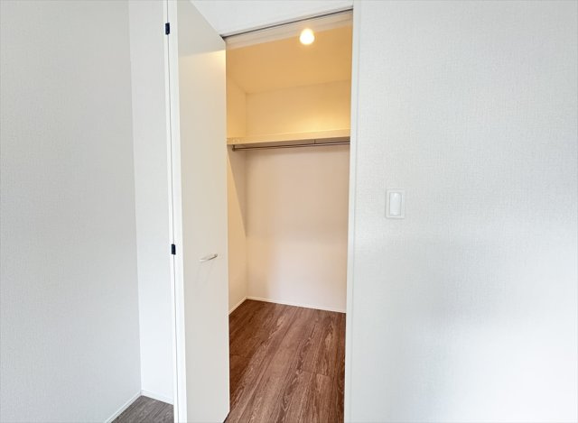 【収納】 | 朝霞市膝折町3丁目　新築一戸建住宅　全8棟　(志木本店) | 主寝室にはWICがあるので、衣類はもちろんシーズン物などもまとめて保管できます。