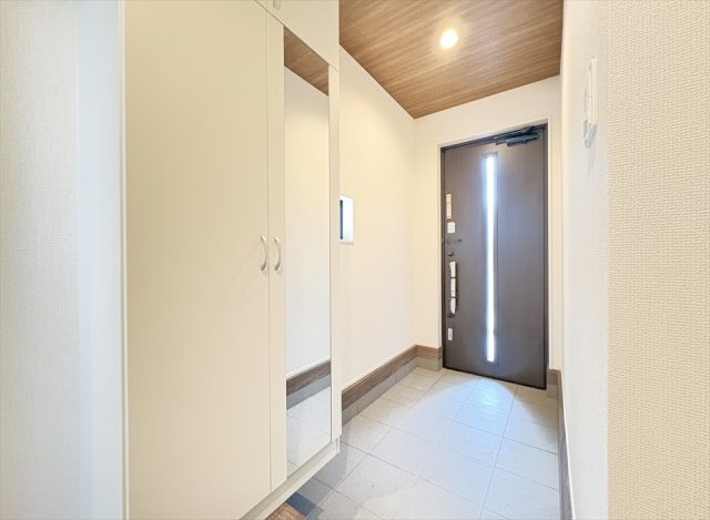 【玄関】 | 朝霞市膝折町3丁目　新築一戸建住宅　全8棟　(志木本店) | お出かけ前の身だしなみチェックにも便利な鏡面付きのシューズボックス