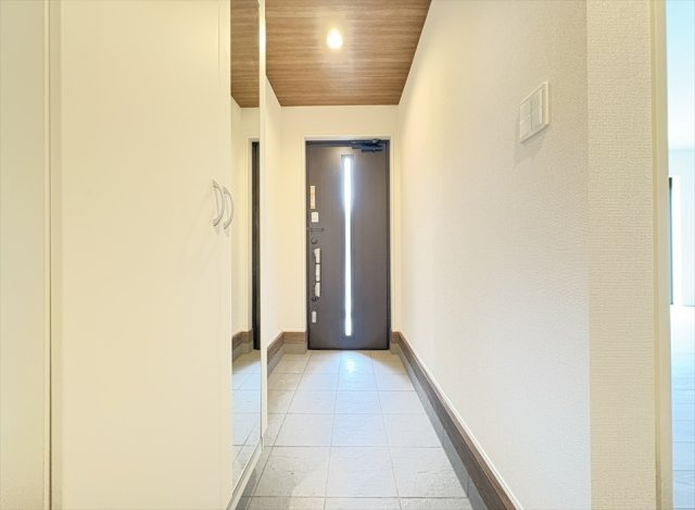 【玄関】 | 朝霞市膝折町3丁目　新築一戸建住宅　全8棟　(志木本店) | ゆとりある玄関スペース