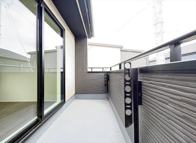 【バルコニー】 | 朝霞市膝折町3丁目　新築一戸建住宅　全8棟　(志木本店) | 2部屋から出入り可能なワイドバルコニー