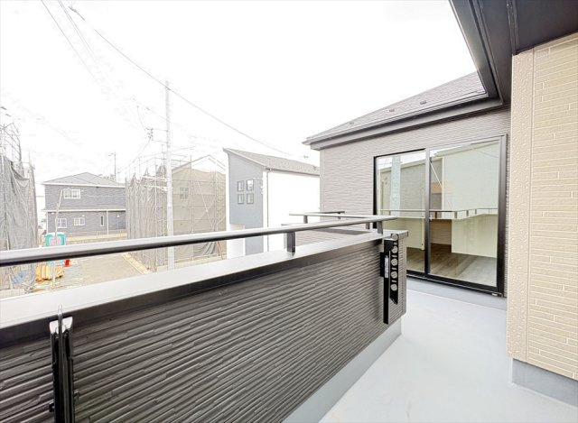 【バルコニー】 | 朝霞市膝折町3丁目　新築一戸建住宅　全8棟　(志木本店) | 南西向きで陽当たり良好です