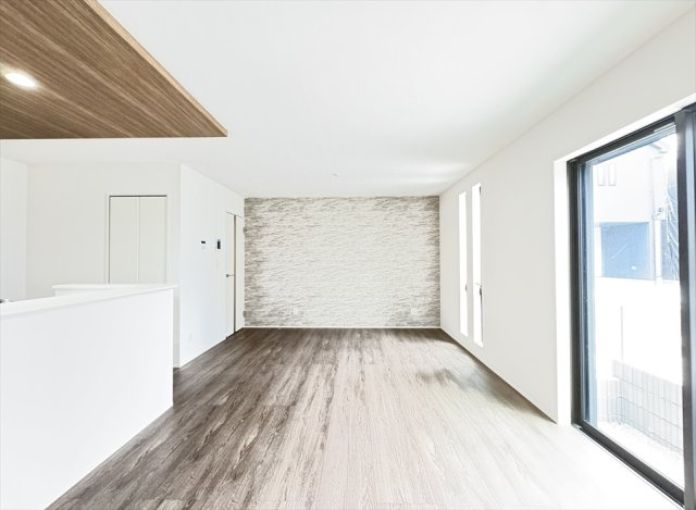【居間・リビング】 | 朝霞市膝折町3丁目　新築一戸建住宅　全8棟　(志木本店) | 南西向きのリビングは隅々まで自然光が届くので明るく開放的です。
