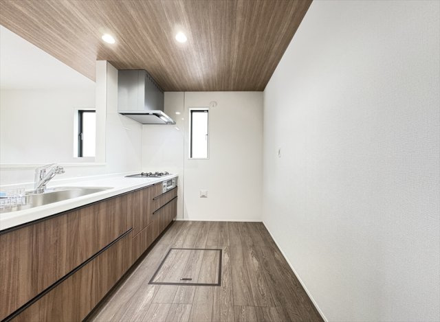 【キッチン】 | 朝霞市膝折町3丁目　新築一戸建住宅　全8棟　(志木本店) | お料理中でもリビングの様子が見守れる対面キッチン。
折下天井によりメリハリのある空間となります。