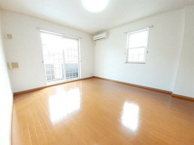 【内装】 | サニーハウス | 明るい色調の室内です