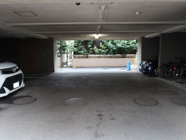 プルーシオス朝霞台の駐車場