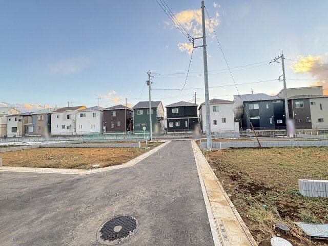 【前面道路含む現地写真】 | 朝霞市膝折町3丁目　新築一戸建住宅　全8棟　(志木本店) | 現地（2026年1月）撮影／毎日のお買い物に便利な、西友徒歩10分。