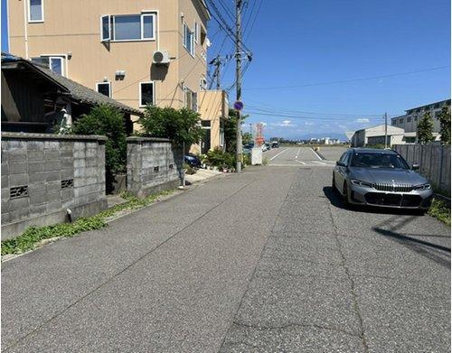 新潟市中央区海辺町一番町の前面道路含む現地写真