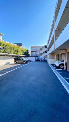 甲陽園ガーデンハウスの駐車場