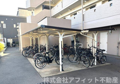 【その他共用部分】 | ヒューマンズ沖野上 | 屋根付き駐輪場