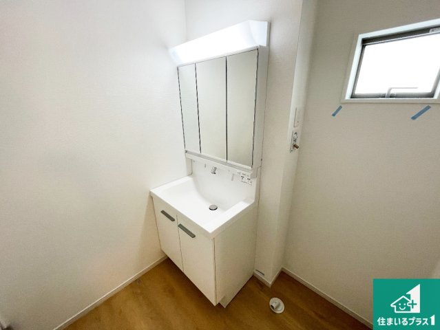 18(土)19(日)現地説明会　大津市鶴の里　全2邸の独立洗面台|清潔感のある洗面台です。フラットな鏡は掃除がしやすく毎日清潔！鏡裏には収納があるのでスッキリとした洗面台が保てます。