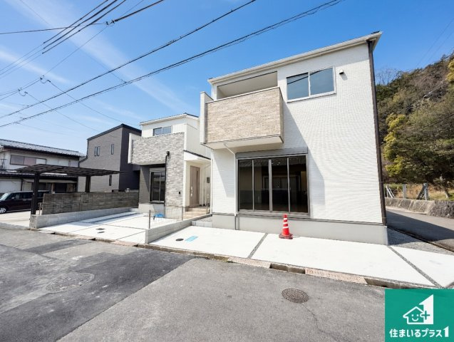 ★29(土)30(日)現地見学可能！★大津市鶴の里　全2邸の前面道路含む現地写真|周辺は閑静な住宅街！前面道路広々で車の出し入れも便利です。駐車が苦手な方でも安心して車庫入れできます！