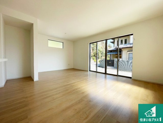 18(土)19(日)現地説明会　大津市鶴の里　全2邸の居間・リビング|日当たり良好の明るいリビングで朝の目覚めもスッキリできそう！対面キッチンでご家族のコミュニケーションも自然と増える設計！小さなお子様が遊ぶスペースを作っても広々とくつろげるLDK！