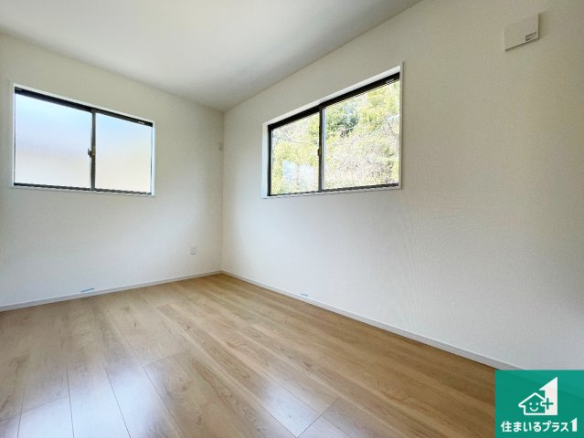 18(土)19(日)現地説明会　大津市鶴の里　全2邸の洋室|シンプルな洋室は、自分好みのインテリアが楽しめます♪ご家族とインテリアや家具を選びに行くのは新築購入時の醍醐味の一つです。ぜひお楽しみください♪