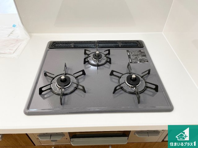 18(土)19(日)現地説明会　大津市鶴の里　全2邸の設備|ダブル高火力Ｓｉセンサー付きコンロ！３口あるので、まとめて料理をする時も大活躍！