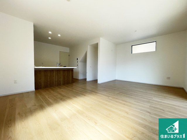 18(土)19(日)現地説明会　大津市鶴の里　全2邸の居間・リビング|シンプルなリビングは、観葉植物等のインテリアを楽しめますね！パパ好みにも、ママ好みにも家具次第で雰囲気を変えることができます！