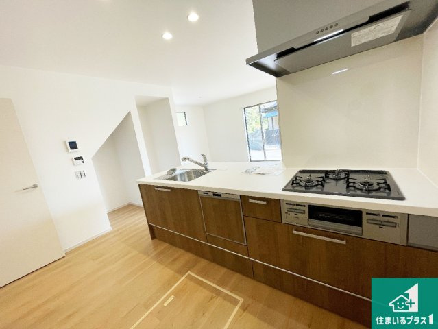 18(土)19(日)現地説明会　大津市鶴の里　全2邸のキッチン|リビングと統一感があり、使い勝手のいいキッチン。広々としているので、二人並んで作業が出来ちゃいます。お子様と一緒に色々なお料理に挑戦できるスペースがあります。