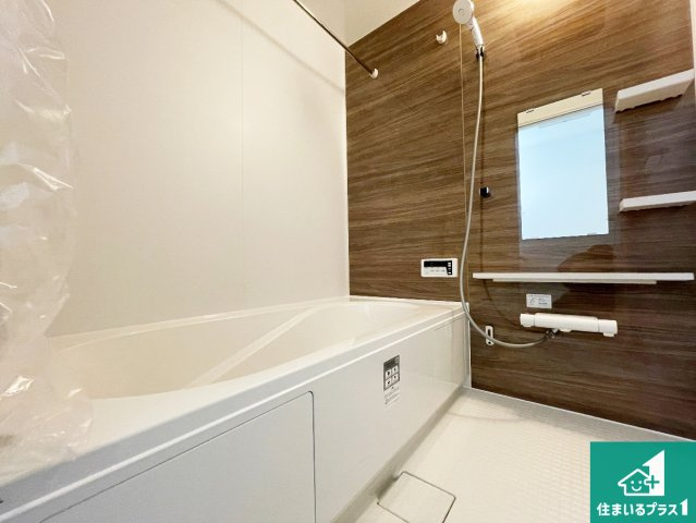 18(土)19(日)現地説明会　大津市鶴の里　全2邸の浴室|足をゆったり伸ばして寛げる浴槽です。窓が設けられていますので差し込む光が明るく穏やかな雰囲気にしてくれます♪浴室乾燥機も設置しているので、雨の日の洗濯物も安心です♪