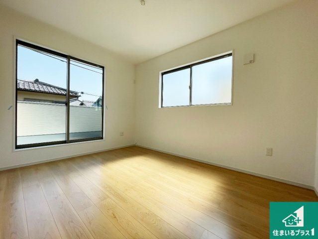 18(土)19(日)現地説明会　大津市鶴の里　全2邸の洋室|シンプルな洋室は、自分好みのインテリアが楽しめます♪ご家族とインテリアや家具を選びに行くのは新築購入時の醍醐味の一つです。ぜひお楽しみください♪