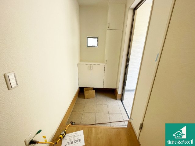 18(土)19(日)現地説明会　大津市鶴の里　全2邸の玄関|シューズボックスにはたくさんの靴が収納できるので玄関周りはいつもスッキリ！ご家族が増えても安心！