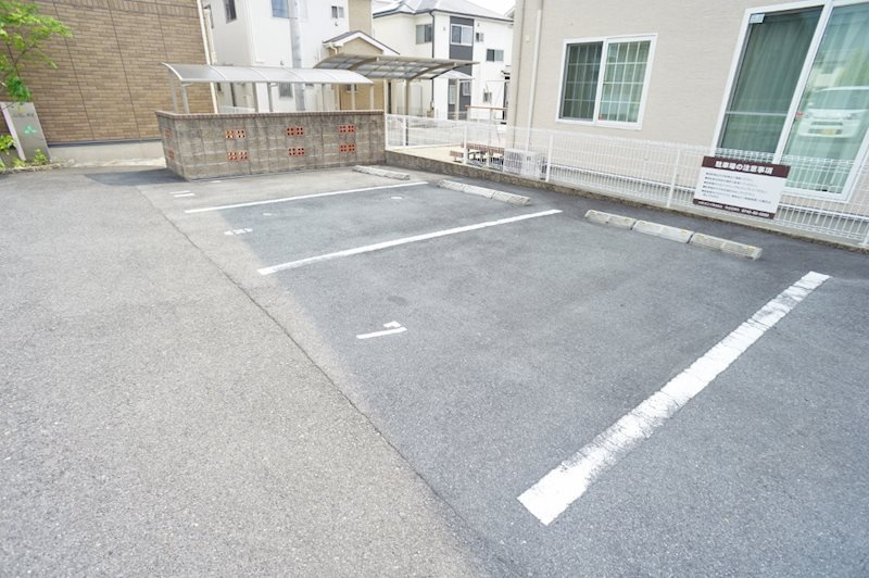 ラ・フロール青垣の駐車場